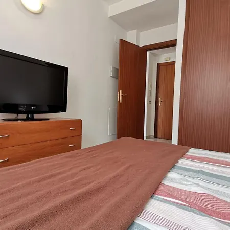 Apartamento+parking +piscina A 250mts Playa Fenals Apartment
