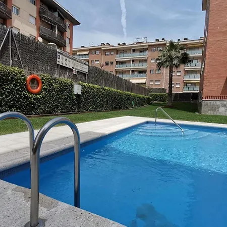 Apartamento+parking +piscina A 250mts Playa Fenals شقة